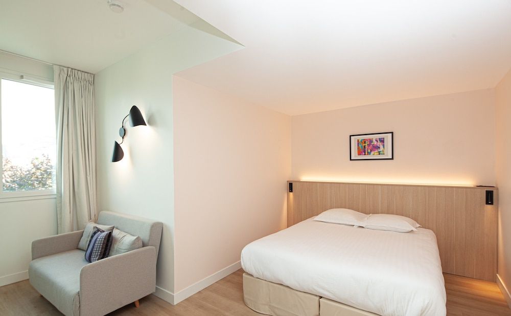 Garden corner suite with alcove