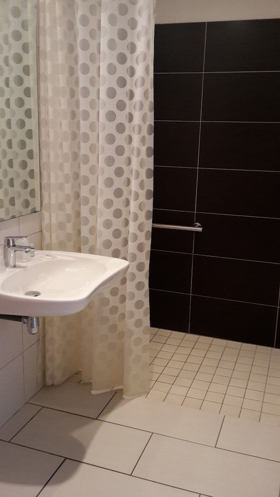 Standard Room, 1 Queen Bed, Accessible, Courtyard View