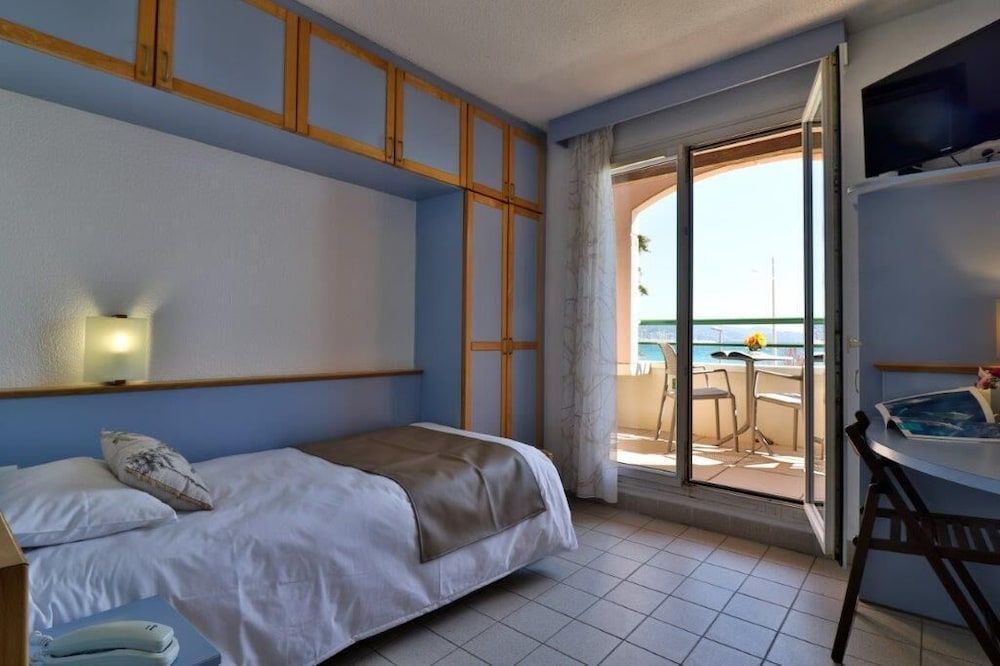 Single Room, Sea View