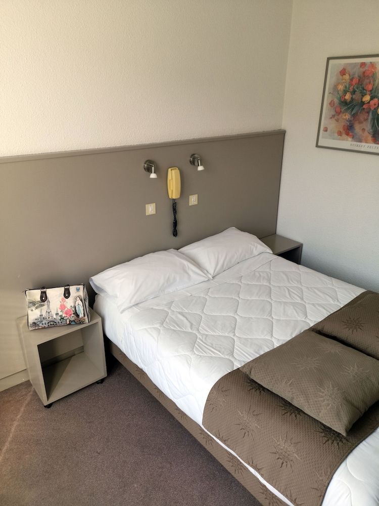 Adonis Lourdes Classic Double Room 2