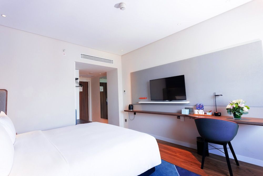 Standard Room, 1 King Bed, City View (High Floor)