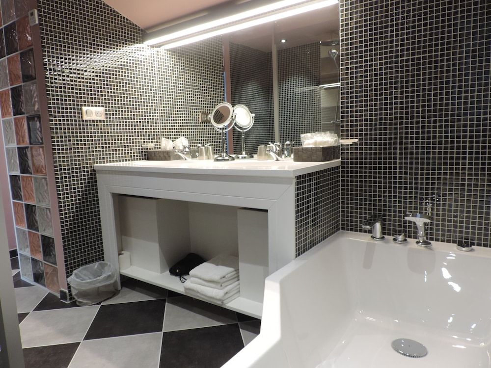 La Maison des Consuls Honeymoon Suite, Ensuite, City View (L'intemporelle) 3