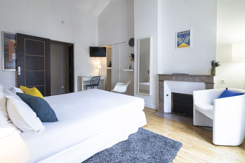 Deluxe Double Room (White Room)