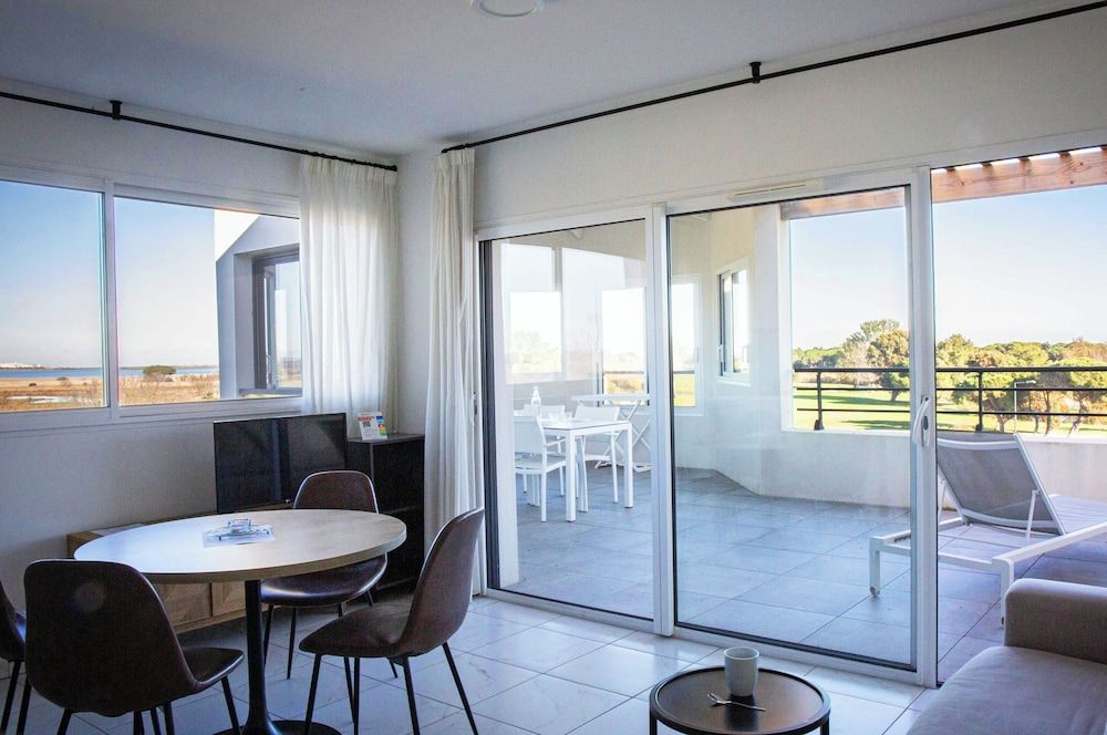 Appartement 4 personnes - 1 chambre - Terrasse et Loggia spacieuse - Vue étang et golf