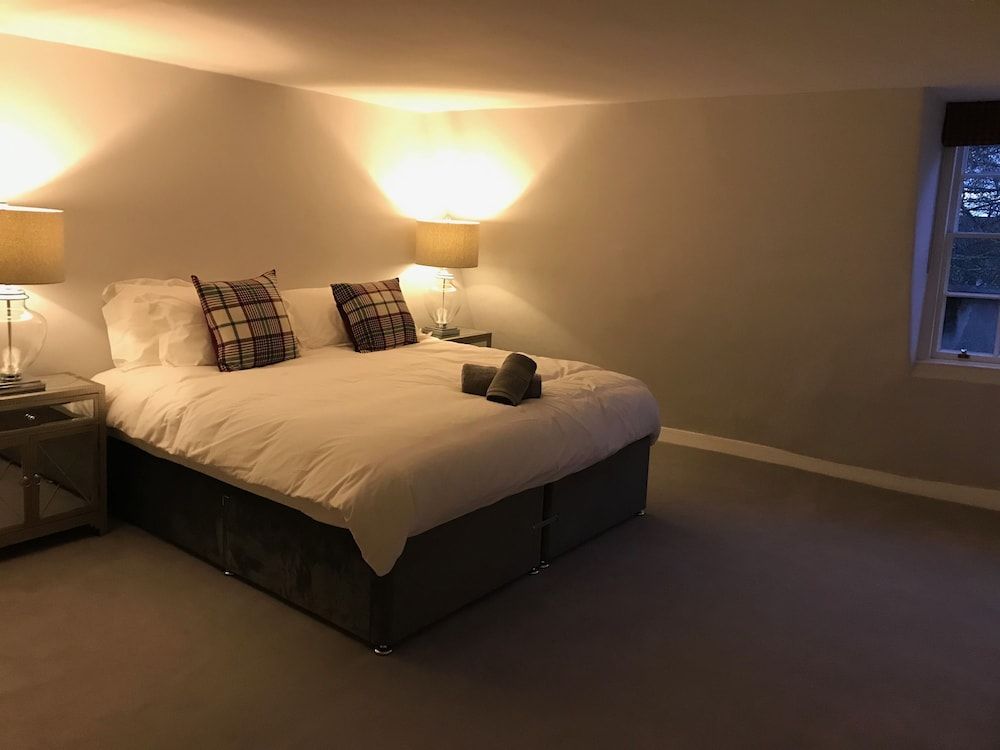 undefined St James Square 7