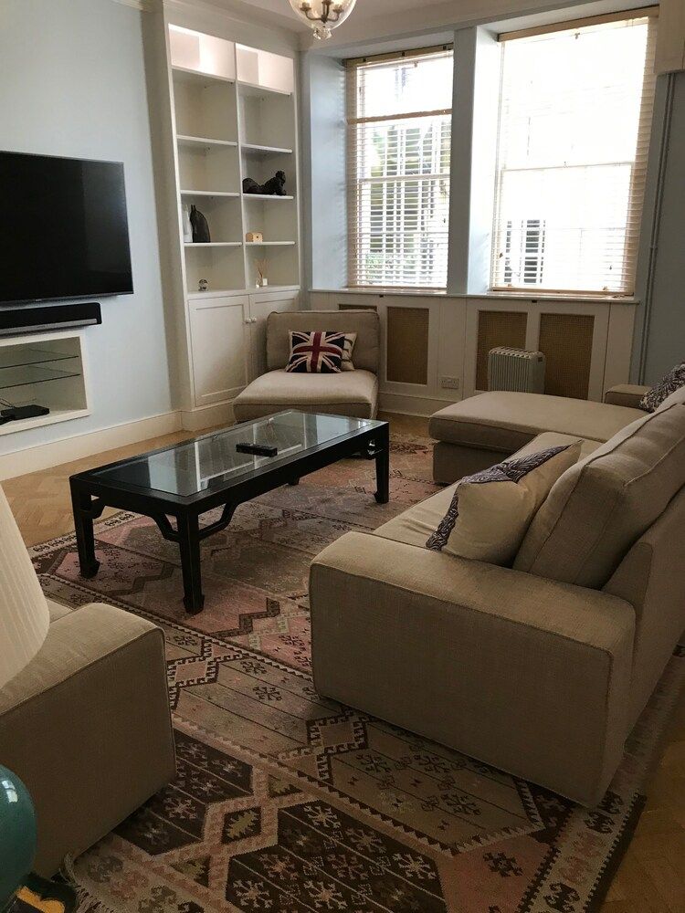 St James Square House 19