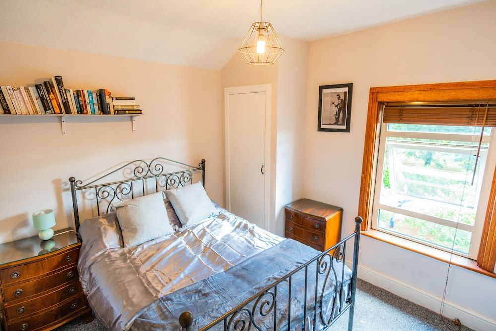 undefined Windsor Apartment with Parking 5