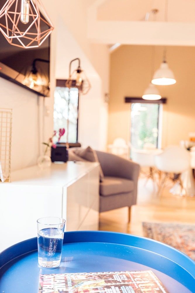 undefined The Cliffside Chalet - Warm & Modern 3bdr Riverside Home