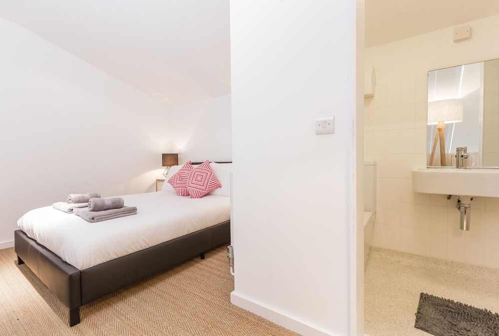 undefined The Cliffside Chalet - Warm & Modern 3bdr Riverside Home 8