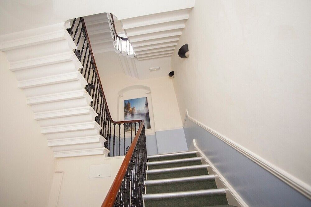 undefined Stylish City Centre Apartment - Bath 9