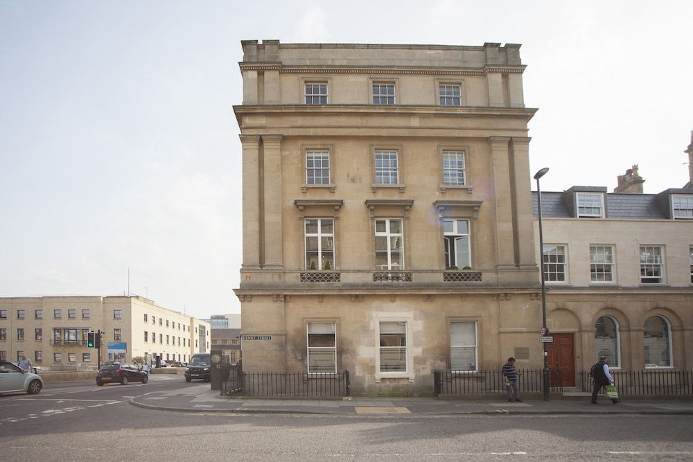 undefined Beautiful City Centre Apartment - Bath 2