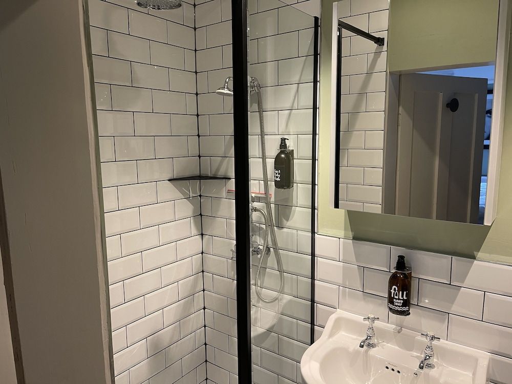 Impeccable 4-bed Apartment in Bath Apartment 16