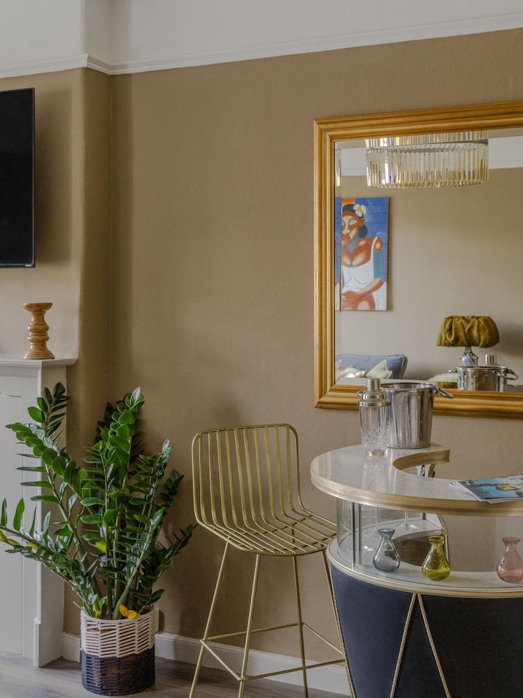 Impeccable 4-bed Apartment in Bath Apartment 27