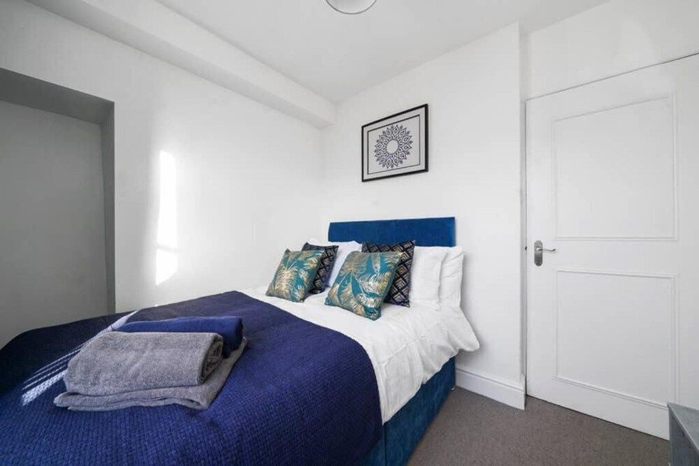 undefined Avon Apartments by Tŷ SA 4