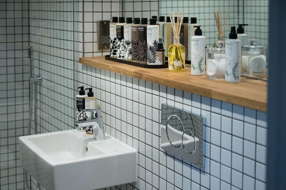 Hiding Space - Trim Street Apartments Deluxe Studio Suite, 1 King Bed with Sofa bed, Kitchen, Mezzanine 6