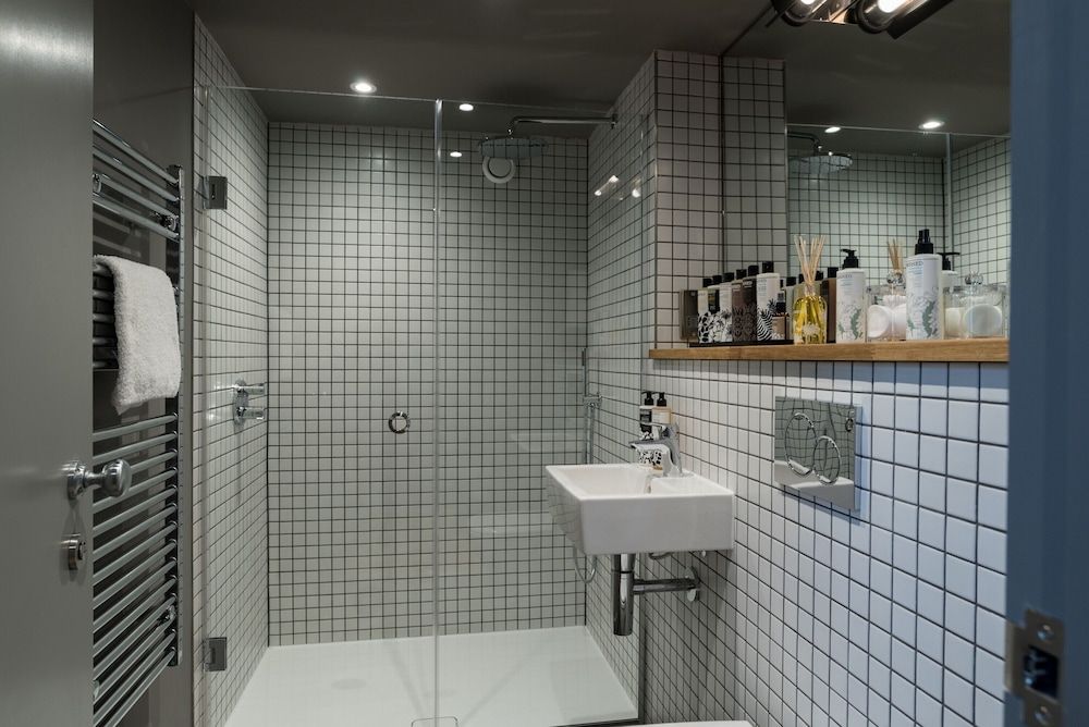 Hiding Space - Trim Street Apartments Deluxe Studio Suite, 1 King Bed with Sofa bed, Kitchen, Mezzanine 5