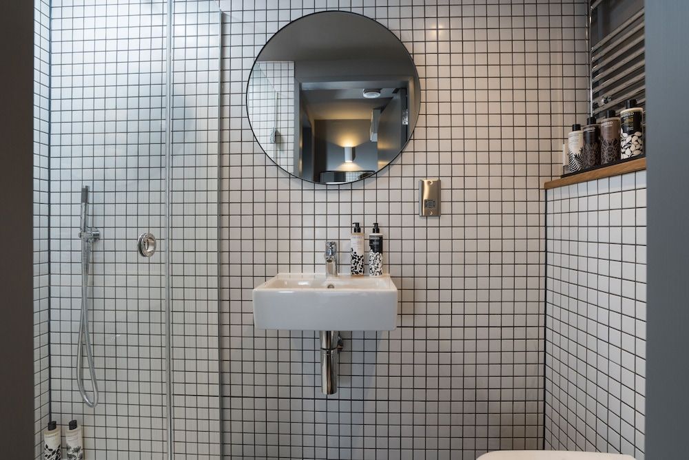 Hiding Space - Trim Street Apartments Standard Studio, 1 Queen Bed with Sofa bed, Kitchen, City View 5