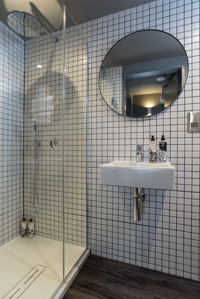 Hiding Space - Trim Street Apartments Standard Studio, 1 Queen Bed with Sofa bed, Kitchen, City View 6