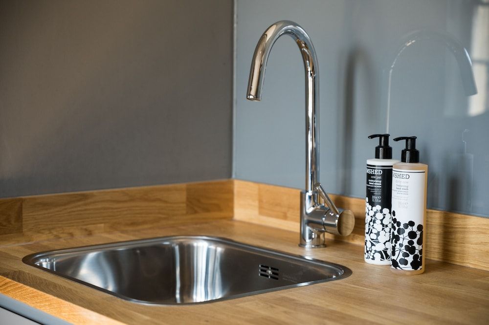 Hiding Space - Trim Street Apartments Standard Studio, 1 Queen Bed with Sofa bed, Kitchen, City View 3