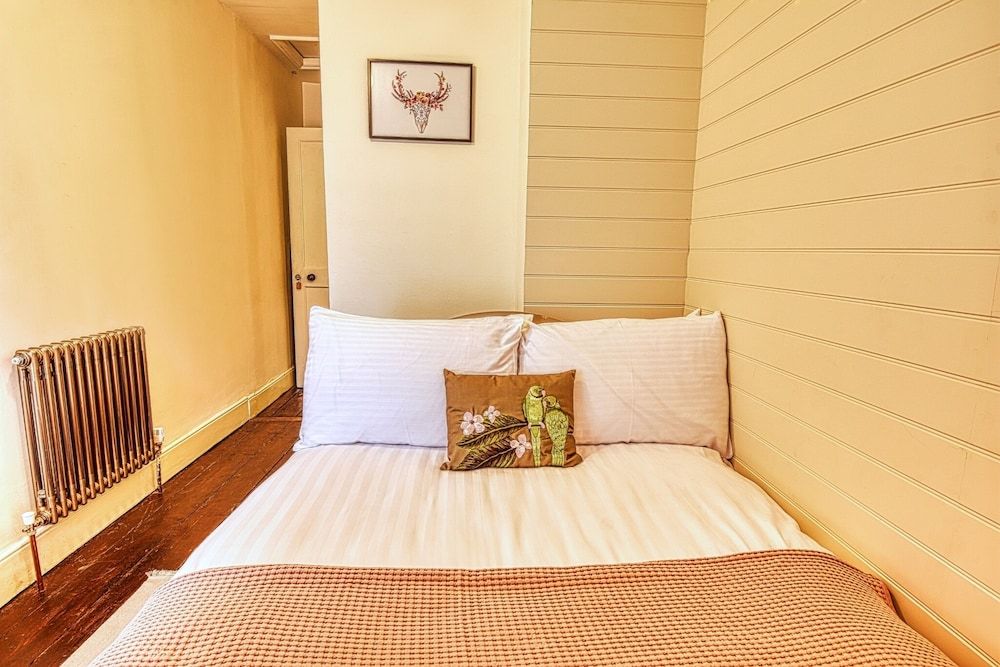 Ghar Homes - Bath Large Family Home City House, Private Bathroom, Garden View 11