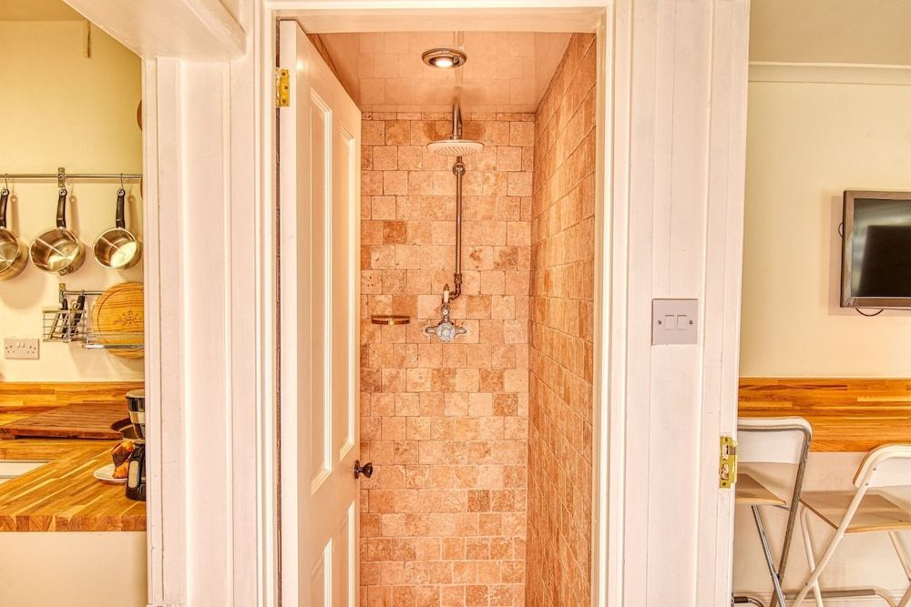 Ghar Homes - Bath Large Family Home City House, Private Bathroom, Garden View 13