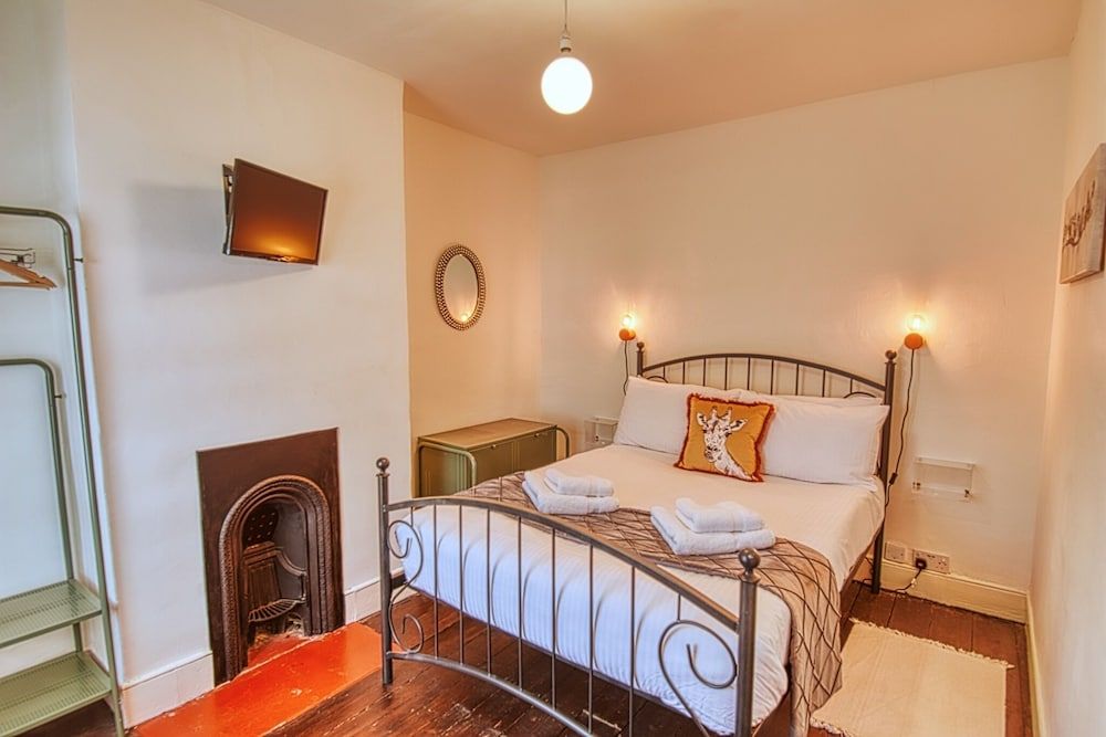 Ghar Homes - Bath Large Family Home City House, Private Bathroom, Garden View 4