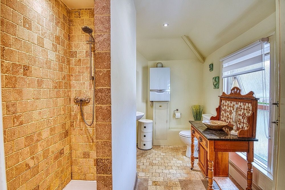 Ghar Homes - Bath Large Family Home City House, Private Bathroom, Garden View 16