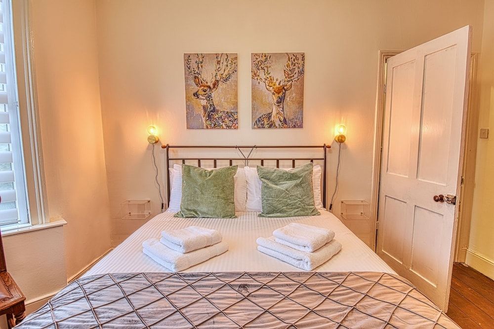 Ghar Homes - Bath Large Family Home City House, Private Bathroom, Garden View 3