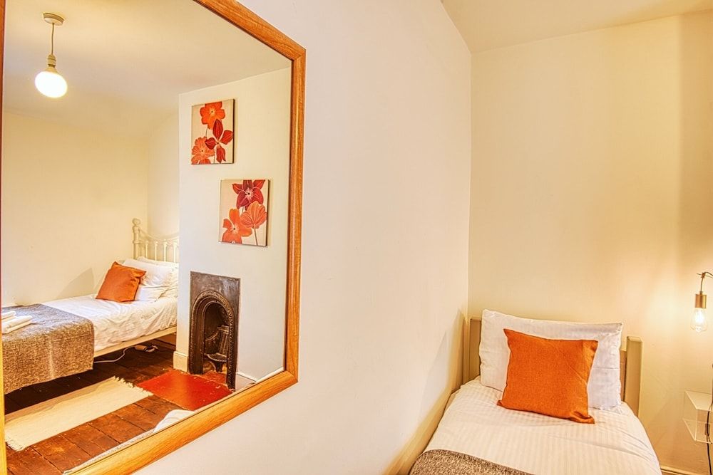 Ghar Homes - Bath Large Family Home City House, Private Bathroom, Garden View 9