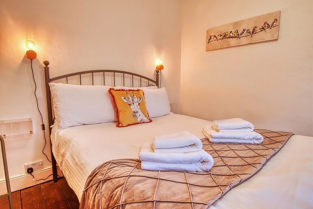 Ghar Homes - Bath Large Family Home City House, Private Bathroom, Garden View 5