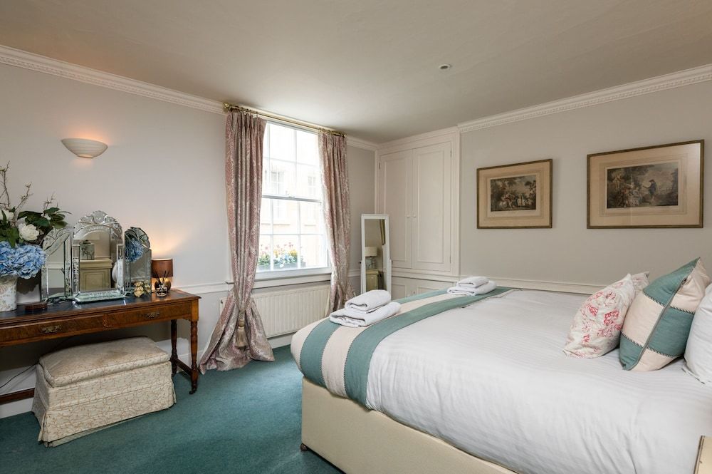 Abbey Mews Deluxe House, Private Bathroom, City View 12