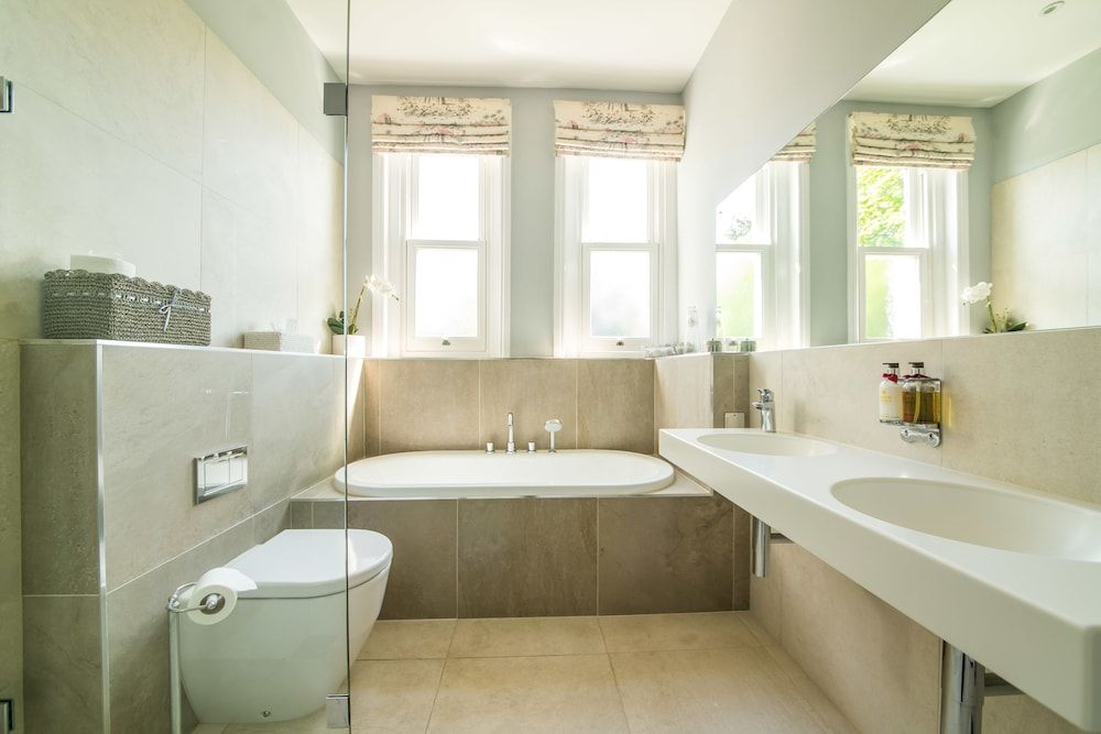 The Firs King Deluxe Room 3