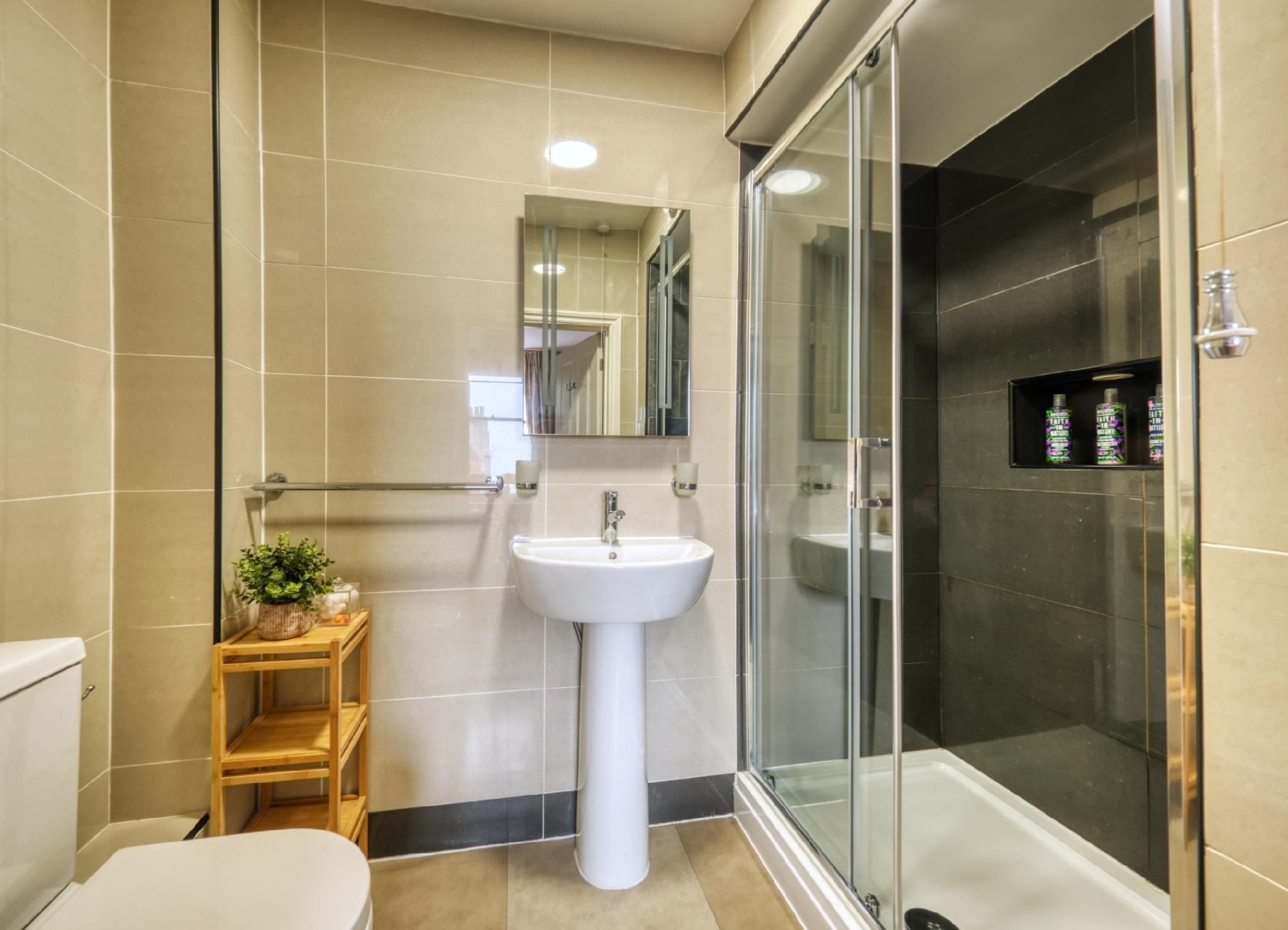 Hill House Double room-Standard-Ensuite with Shower-City View 3