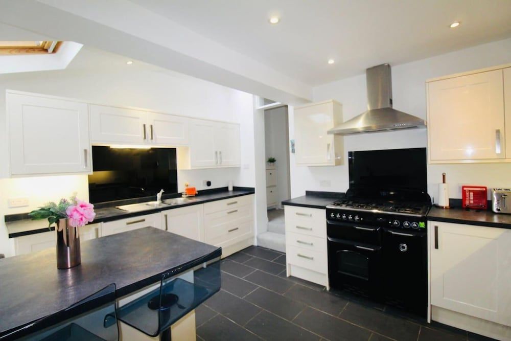 undefined Remarkable 3-bed House in Bath 10