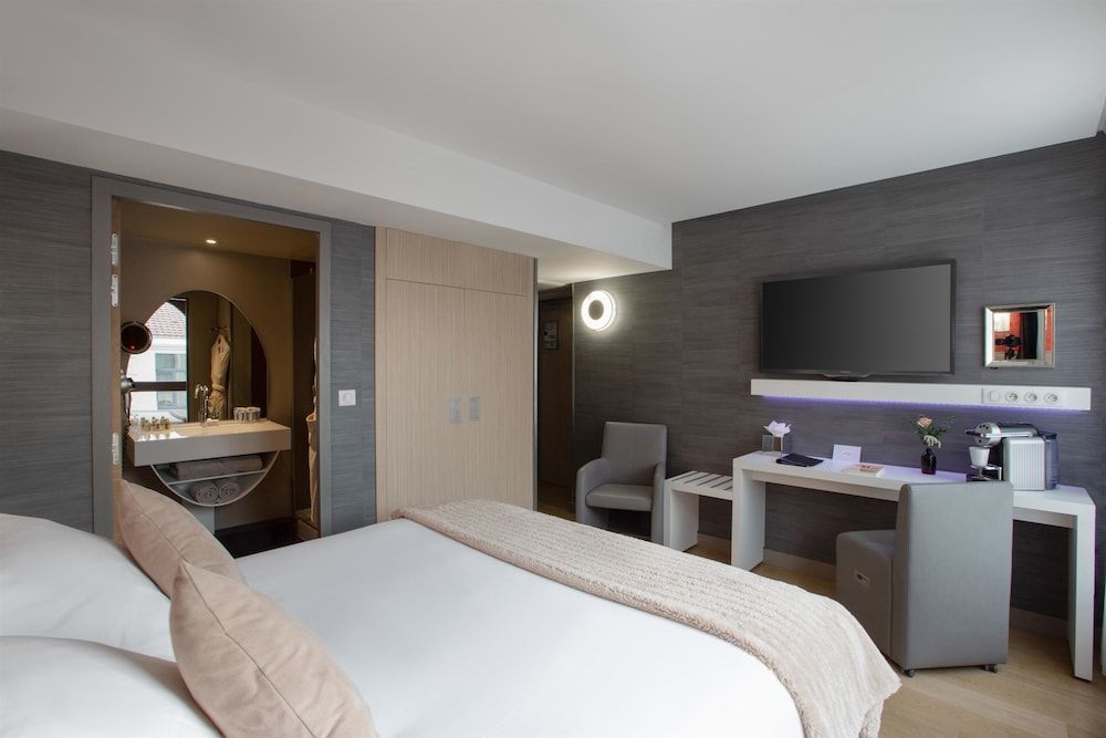 Exclusive Room, 1 King Bed, Non Smoking (Larger Room;with Sofabed)