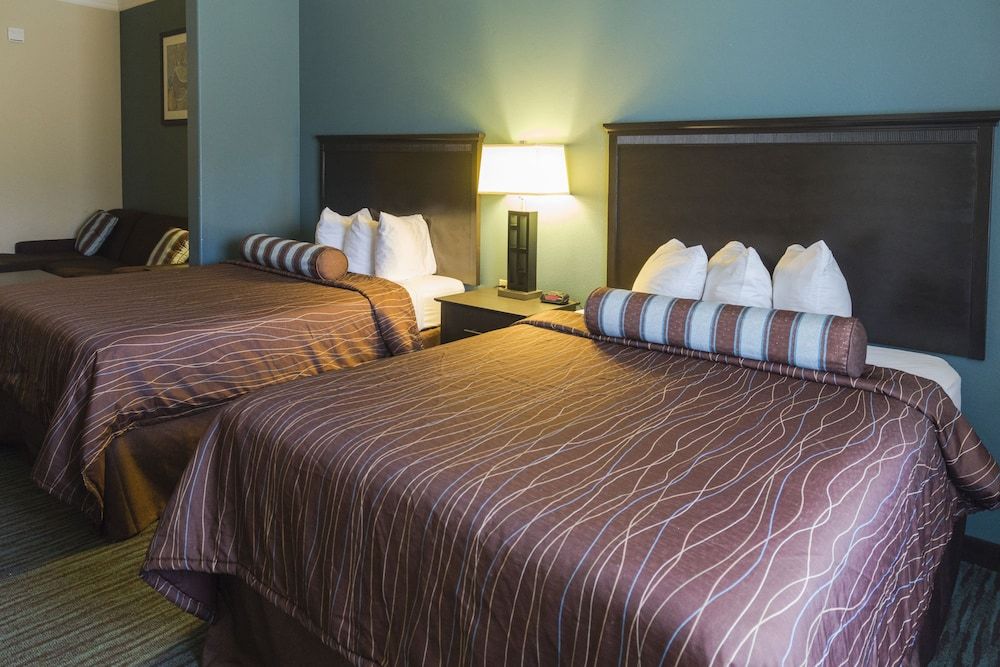 Red River Inn And Suites Deluxe Room, 2 Queen Beds 3