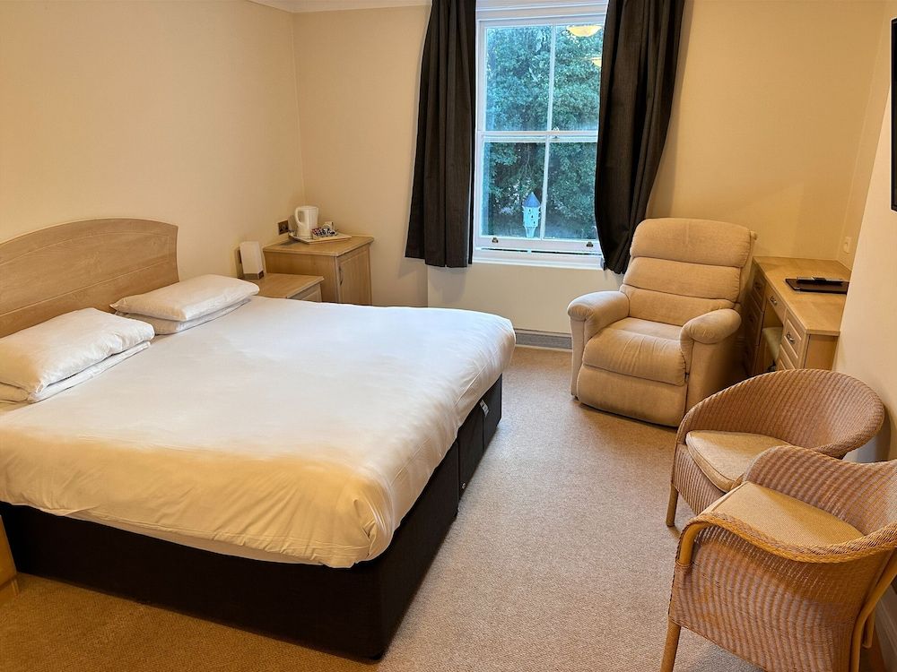 THE GROVE HOTEL