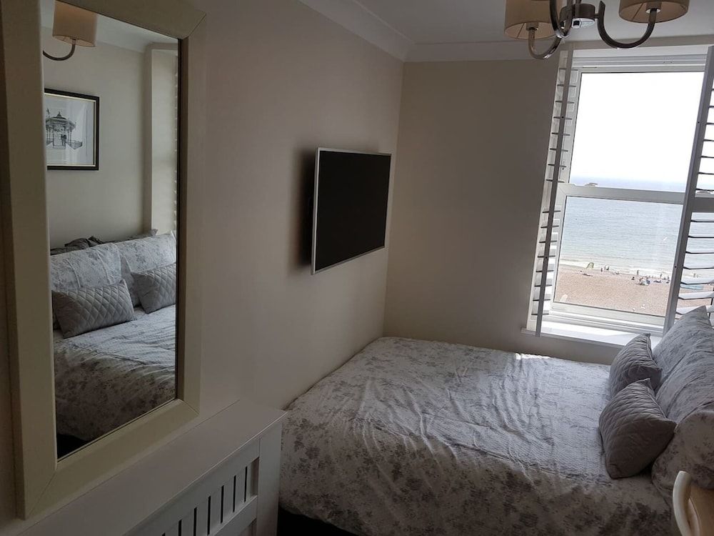 Direct Sea Views, Seafront Location & Free Parking Apartment 11