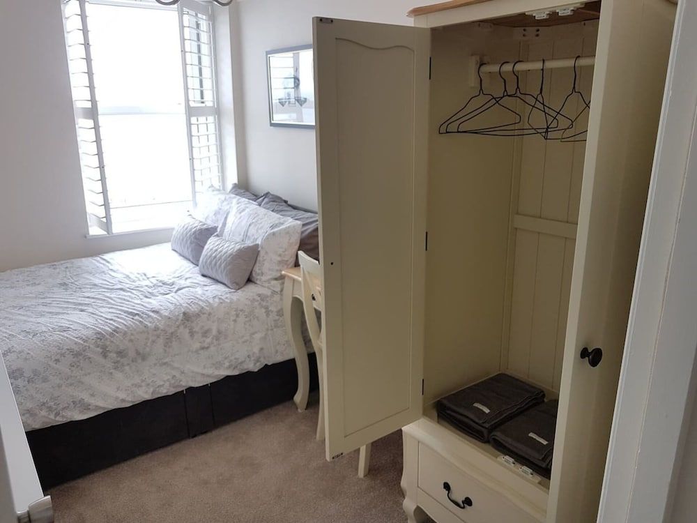 Direct Sea Views, Seafront Location & Free Parking Apartment 2