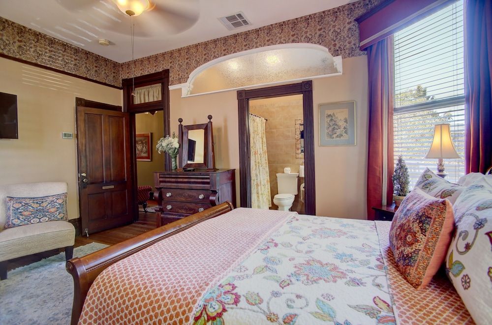Forsyth Place, Premium Room, 1 Queen Bed, Balcony, Garden View