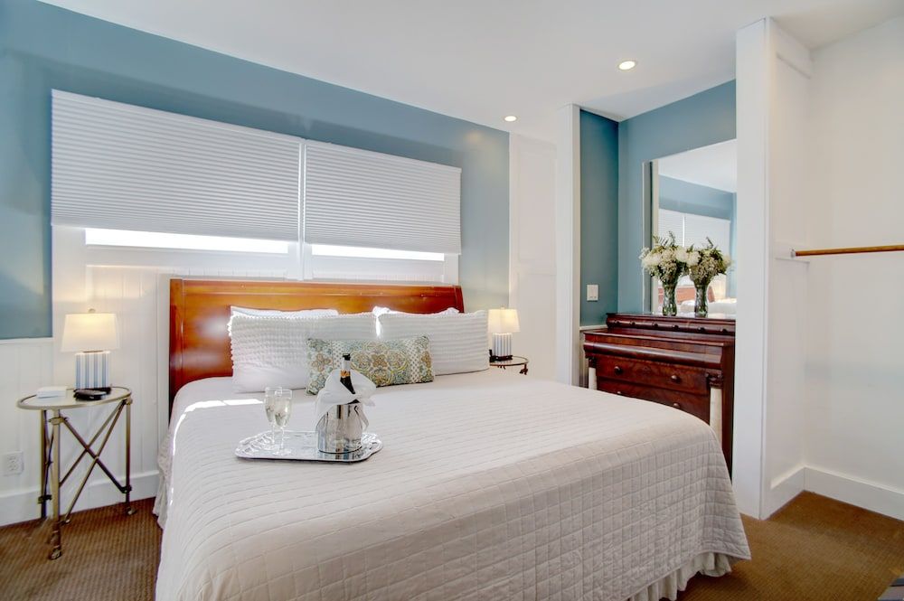 Wisteria Cottage Luxury Suite, 1 King Bed, Private Patio, Garden View