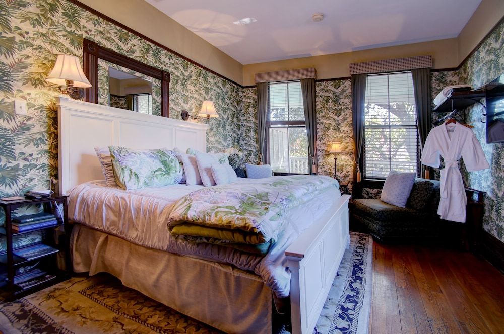 undefined Azalea Inn and Villas