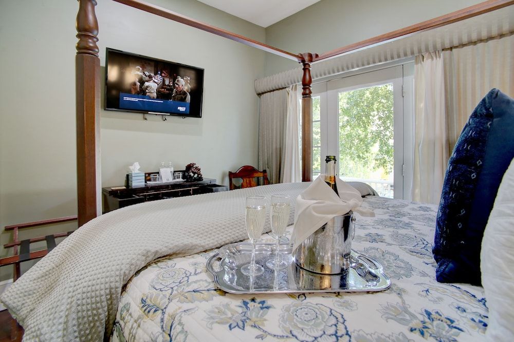 undefined Azalea Inn and Villas 9