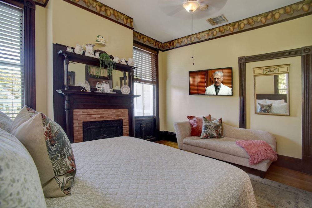 Magnolia Place, Premier Room, 1 Queen Bed, Balcony, Garden View