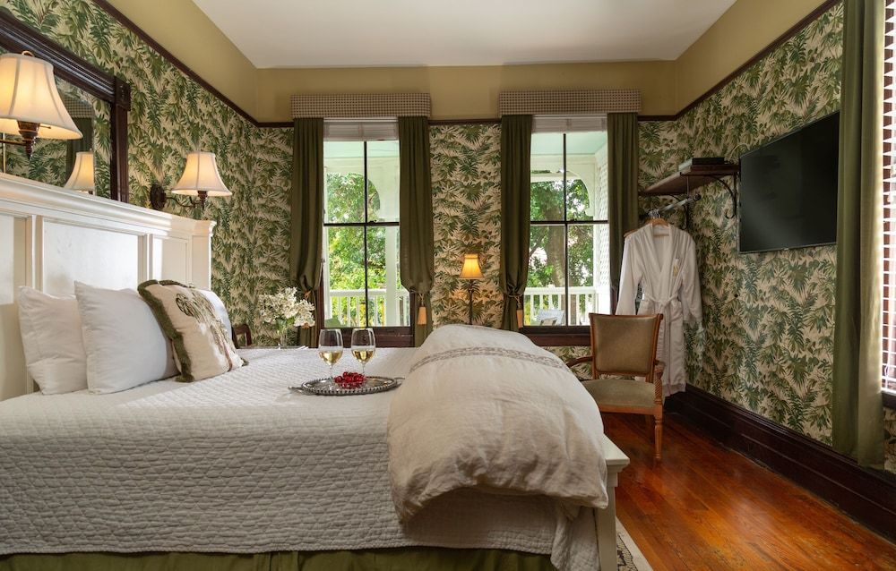 Live Oak Canopy, Superior Room, 1 King Bed, Balcony, Garden View