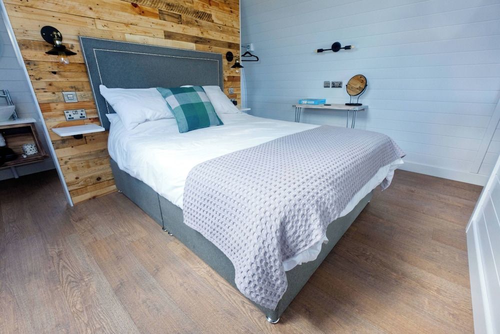 North Coast 500 Pods Grand Cabin, 1 Double Bed with Sofa bed, Hot Tub, Valley View 2