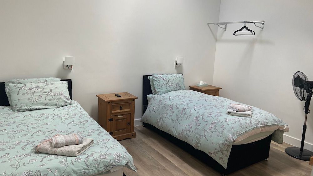 Deepcut Lodge Bed and Breakfast Self Service Comfort Twin Room, 2 Bedrooms, Non Smoking, Ensuite 2