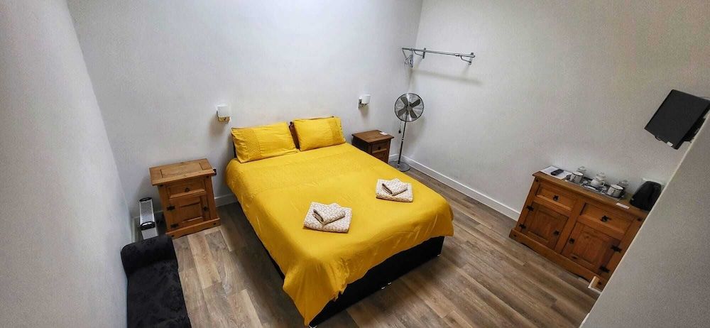 Deepcut Lodge Bed and Breakfast Self Service Comfort Double Room, 2 Bedrooms, Non Smoking, Ensuite 2