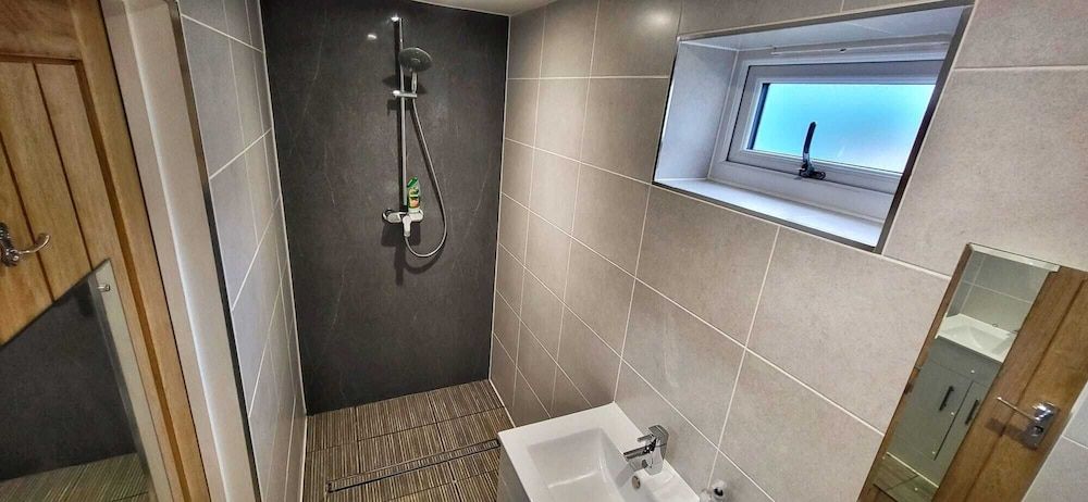 Deepcut Lodge Bed and Breakfast Self Service Comfort Twin Room, 2 Bedrooms, Non Smoking, Ensuite 5