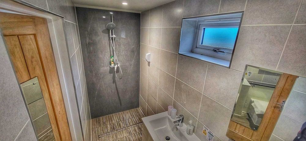 Deepcut Lodge Bed and Breakfast Self Service Comfort Double Room, 2 Bedrooms, Non Smoking, Ensuite 6